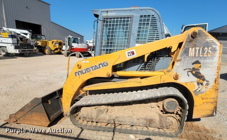 image for item IF9868 2004 Mustang MTL25  tracked skid steer loader