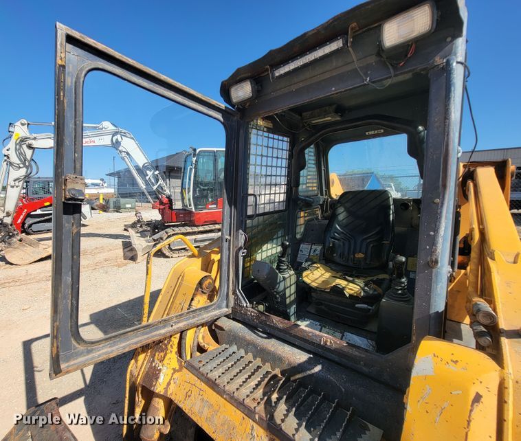 image for item IF9868 2004 Mustang MTL25  tracked skid steer loader