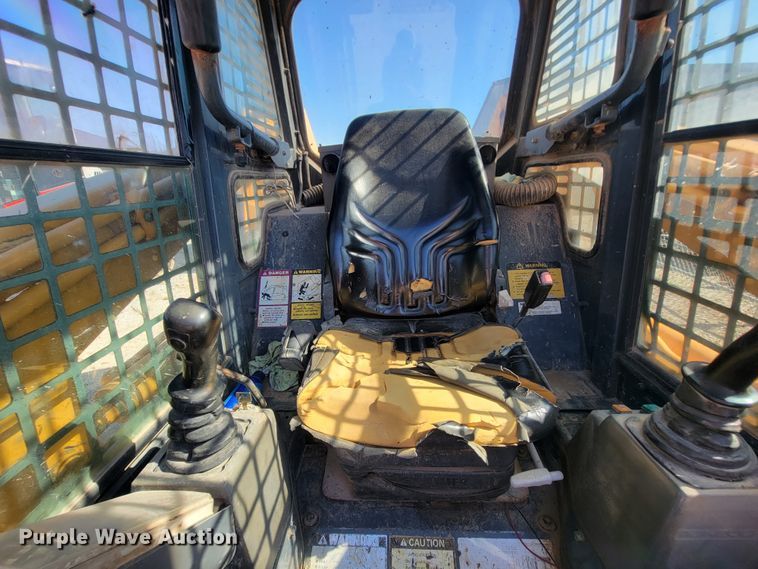 image for item IF9868 2004 Mustang MTL25  tracked skid steer loader