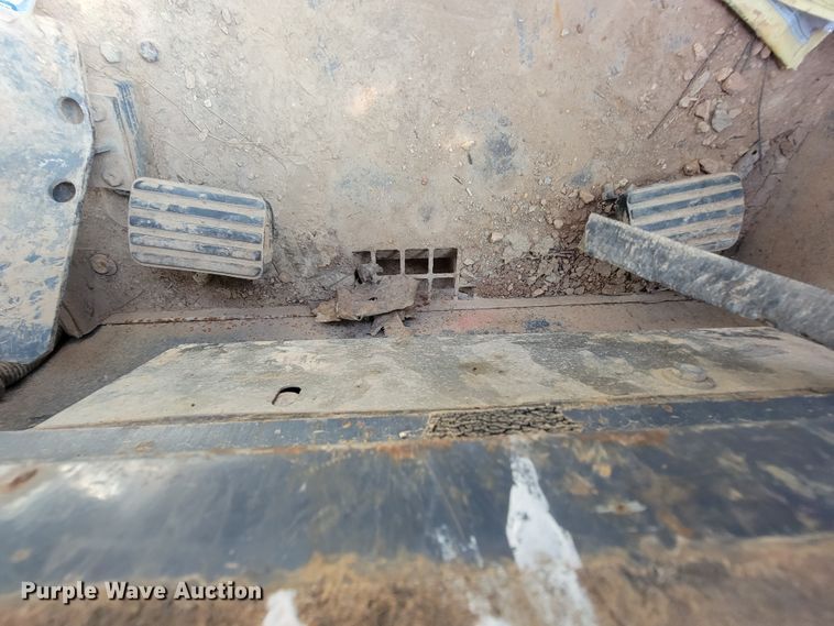 image for item IF9868 2004 Mustang MTL25  tracked skid steer loader