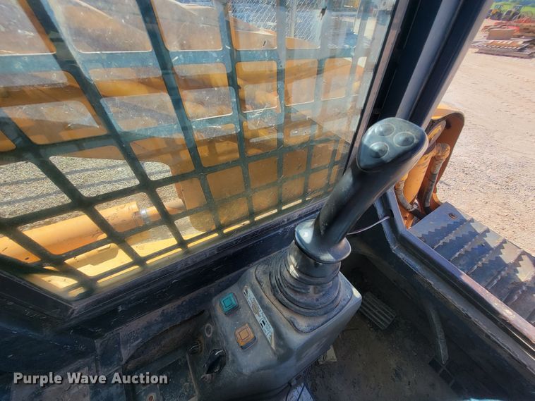 image for item IF9868 2004 Mustang MTL25  tracked skid steer loader