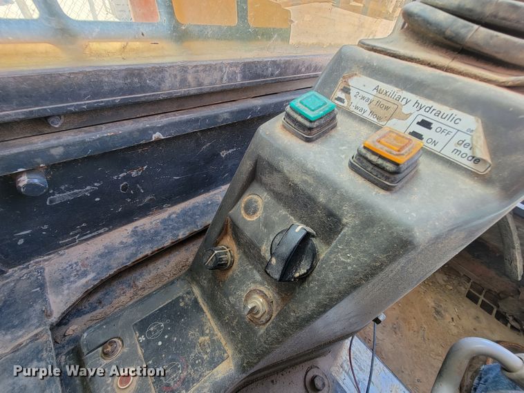 image for item IF9868 2004 Mustang MTL25  tracked skid steer loader