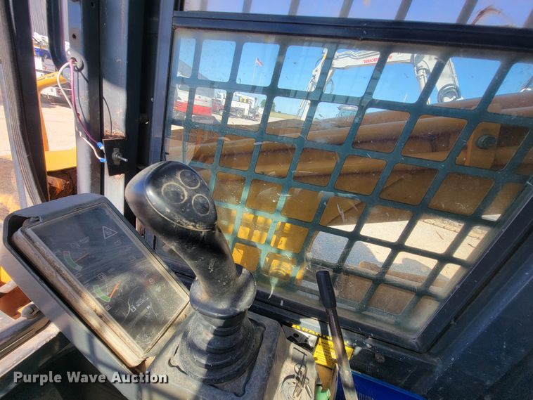 image for item IF9868 2004 Mustang MTL25  tracked skid steer loader