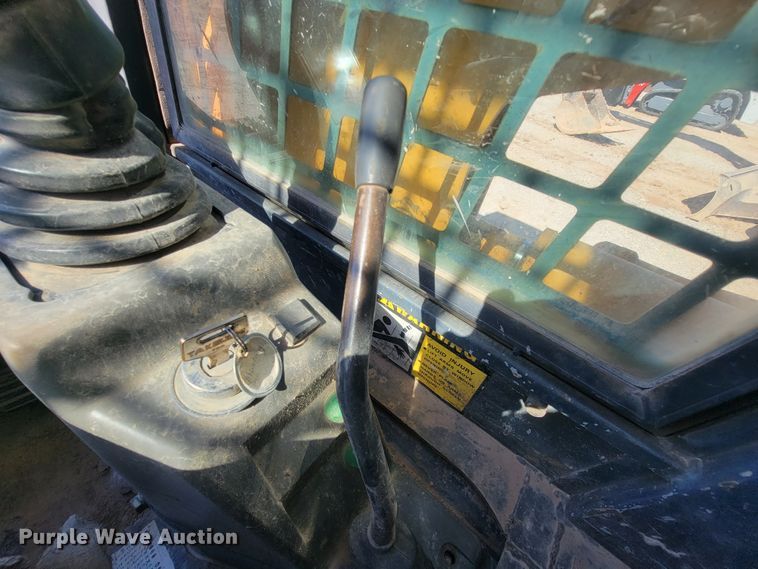 image for item IF9868 2004 Mustang MTL25  tracked skid steer loader