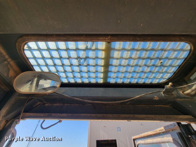 image for item IF9868 2004 Mustang MTL25  tracked skid steer loader