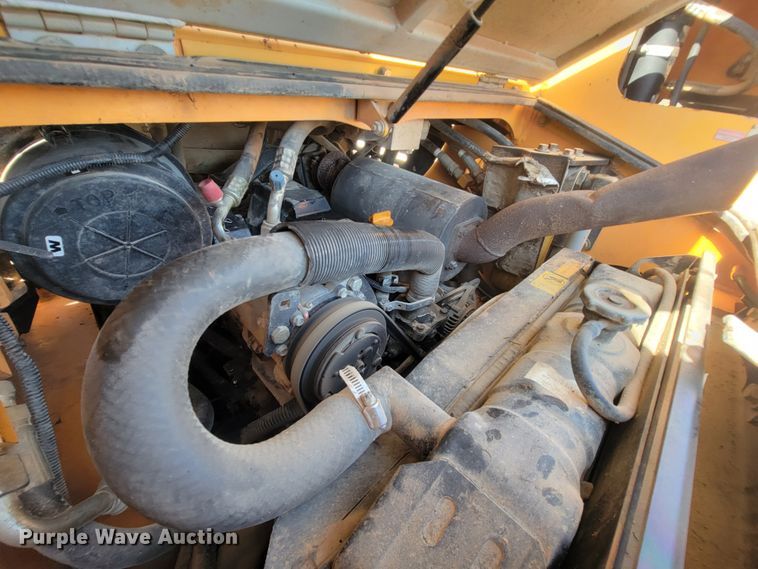 image for item IF9868 2004 Mustang MTL25  tracked skid steer loader