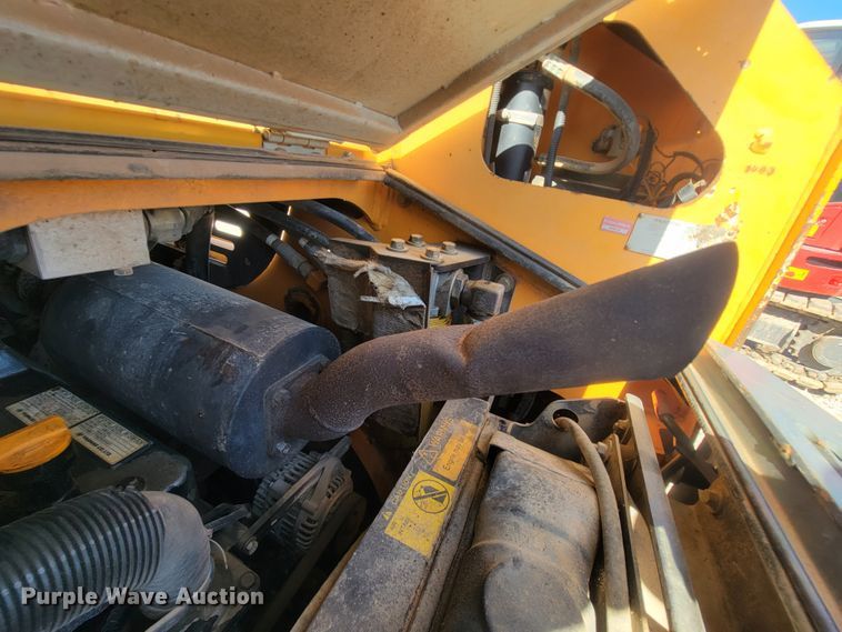 image for item IF9868 2004 Mustang MTL25  tracked skid steer loader