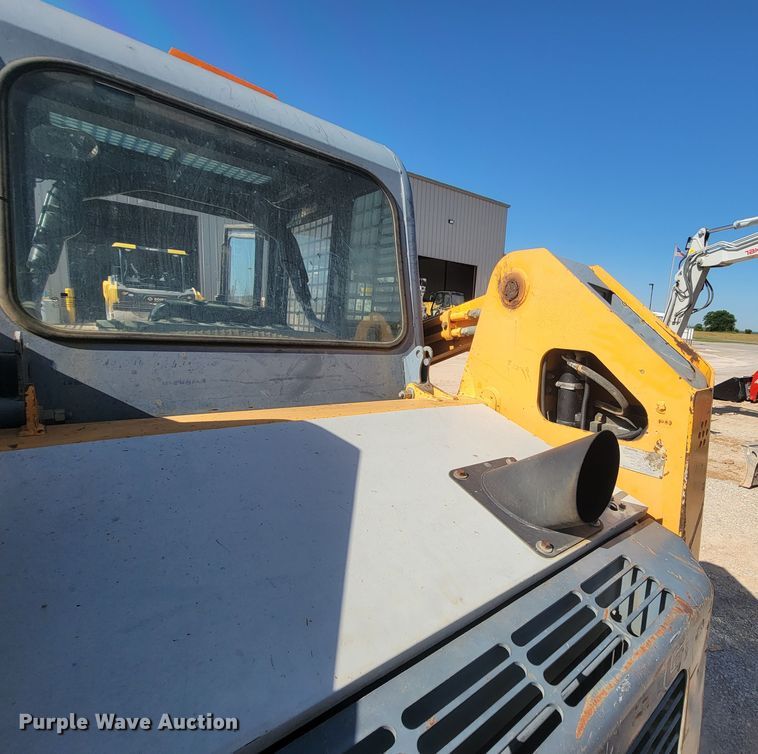 image for item IF9868 2004 Mustang MTL25  tracked skid steer loader