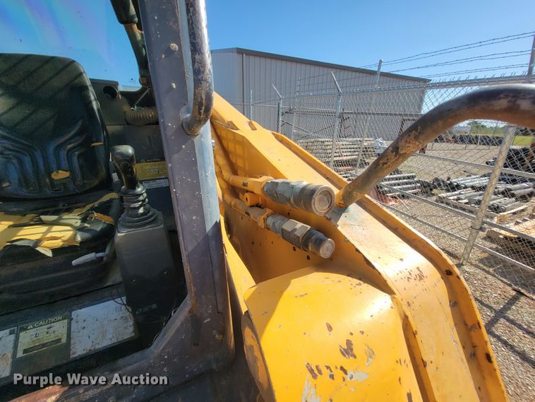 image for item IF9868 2004 Mustang MTL25  tracked skid steer loader