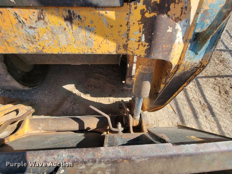 image for item IF9868 2004 Mustang MTL25  tracked skid steer loader