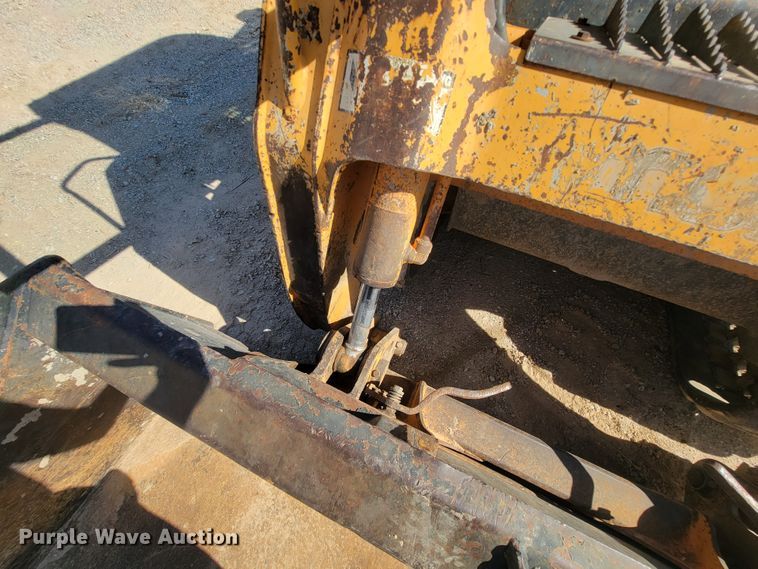 image for item IF9868 2004 Mustang MTL25  tracked skid steer loader