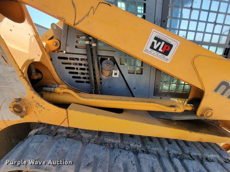 image for item IF9868 2004 Mustang MTL25  tracked skid steer loader