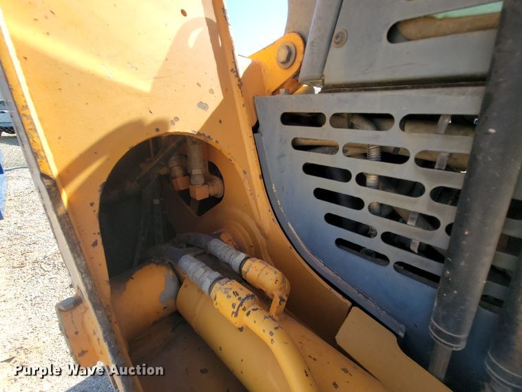 image for item IF9868 2004 Mustang MTL25  tracked skid steer loader