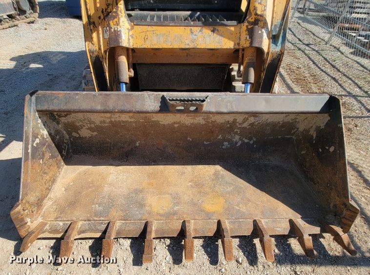 image for item IF9868 2004 Mustang MTL25  tracked skid steer loader