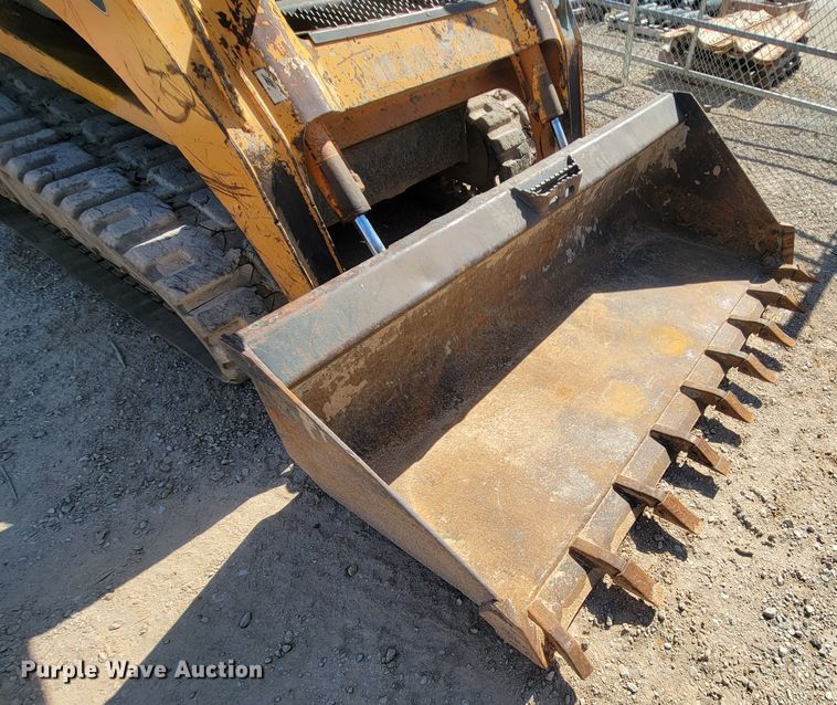 image for item IF9868 2004 Mustang MTL25  tracked skid steer loader