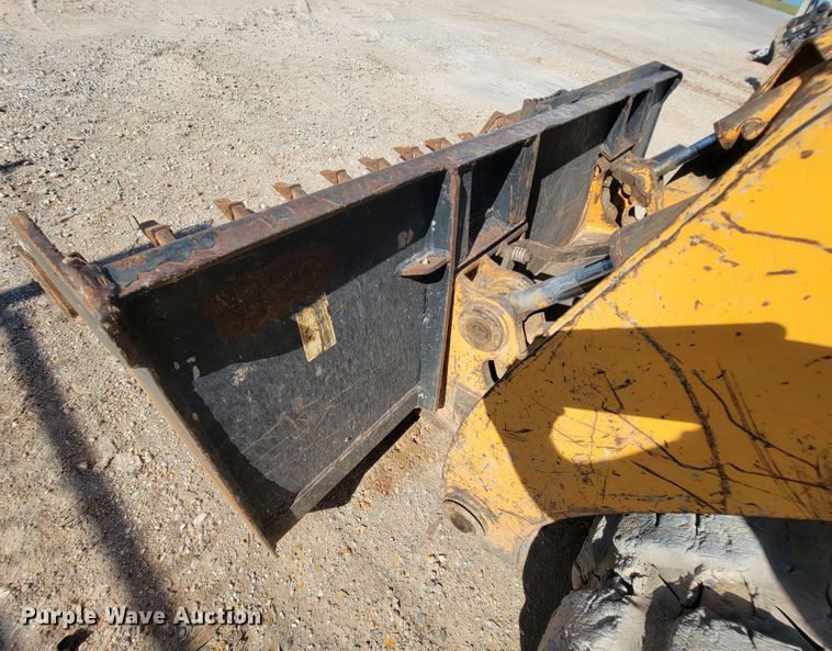 image for item IF9868 2004 Mustang MTL25  tracked skid steer loader