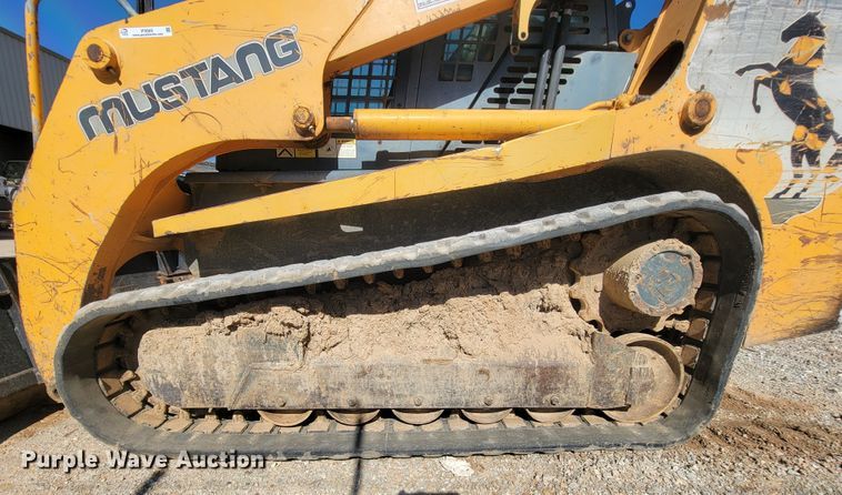 image for item IF9868 2004 Mustang MTL25  tracked skid steer loader