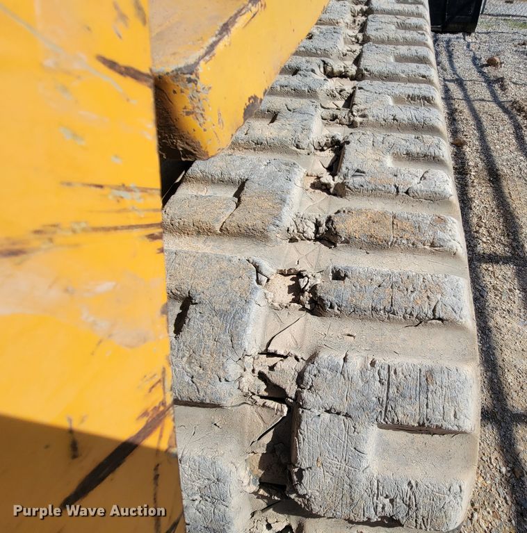 image for item IF9868 2004 Mustang MTL25  tracked skid steer loader