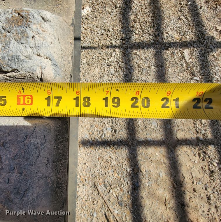 image for item IF9868 2004 Mustang MTL25  tracked skid steer loader