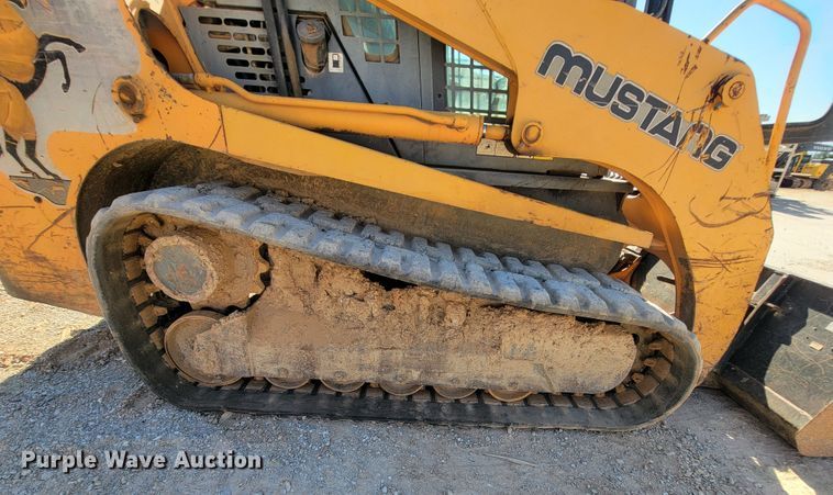 image for item IF9868 2004 Mustang MTL25  tracked skid steer loader