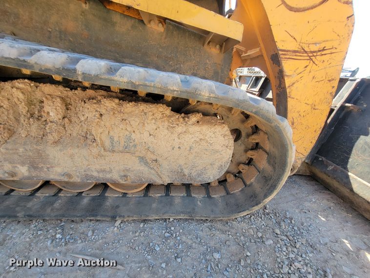 image for item IF9868 2004 Mustang MTL25  tracked skid steer loader