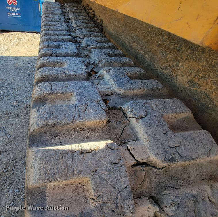 image for item IF9868 2004 Mustang MTL25  tracked skid steer loader