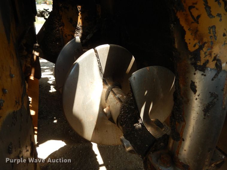 image for item II9514 2005 Caterpillar AP-655C  paver