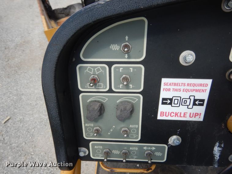 image for item II9514 2005 Caterpillar AP-655C  paver