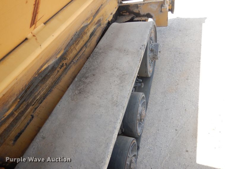 image for item II9514 2005 Caterpillar AP-655C  paver