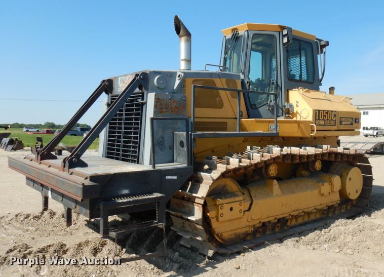 image for item IL9796 2004 John Deere 1050C  crawler tractor