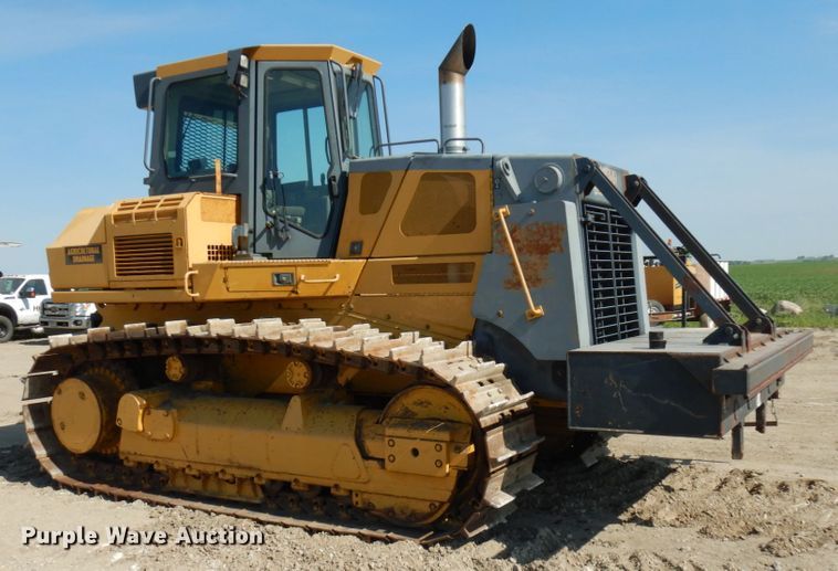 image for item IL9796 2004 John Deere 1050C  crawler tractor