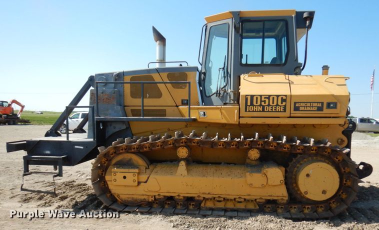 image for item IL9796 2004 John Deere 1050C  crawler tractor