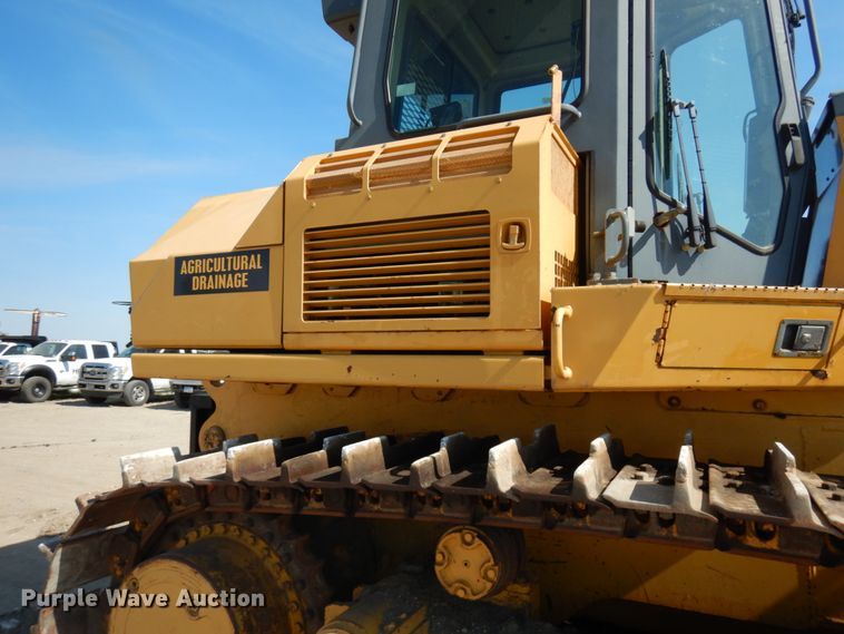 image for item IL9796 2004 John Deere 1050C  crawler tractor