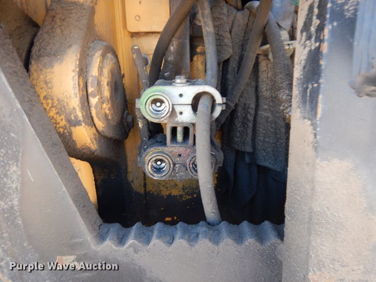 image for item IL9796 2004 John Deere 1050C  crawler tractor