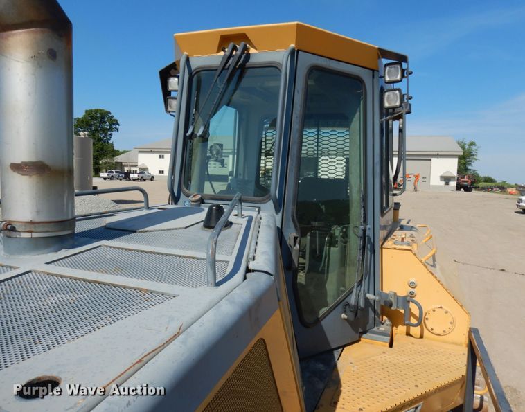 image for item IL9796 2004 John Deere 1050C  crawler tractor