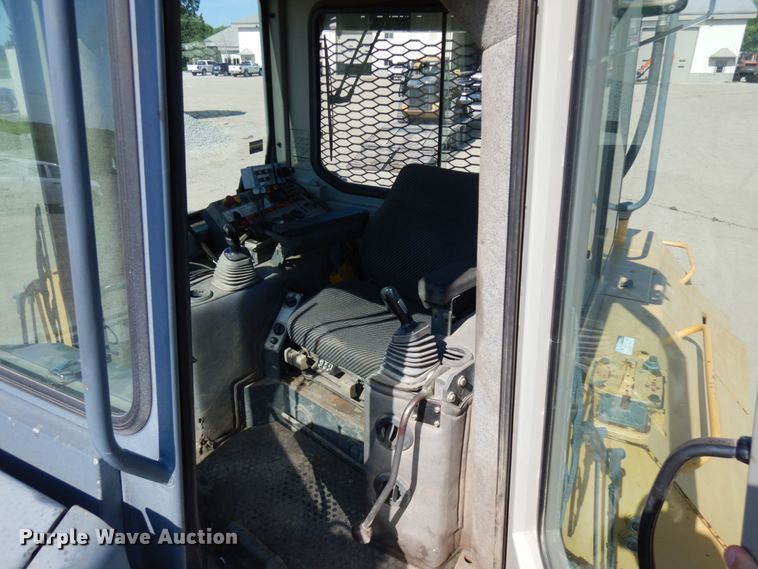 image for item IL9796 2004 John Deere 1050C  crawler tractor