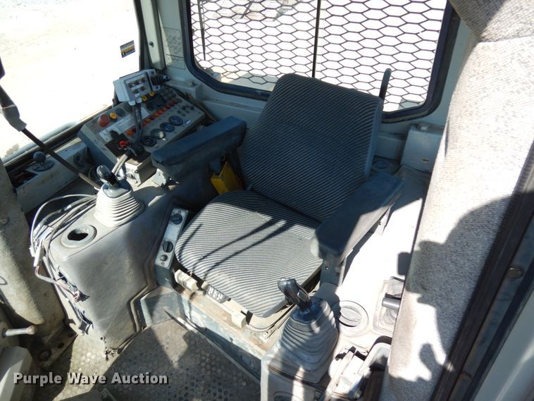 image for item IL9796 2004 John Deere 1050C  crawler tractor