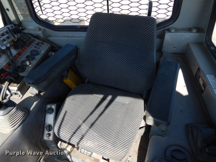 image for item IL9796 2004 John Deere 1050C  crawler tractor