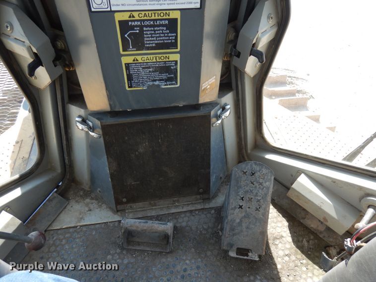 image for item IL9796 2004 John Deere 1050C  crawler tractor