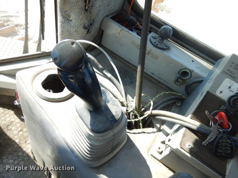 image for item IL9796 2004 John Deere 1050C  crawler tractor