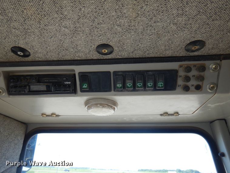 image for item IL9796 2004 John Deere 1050C  crawler tractor