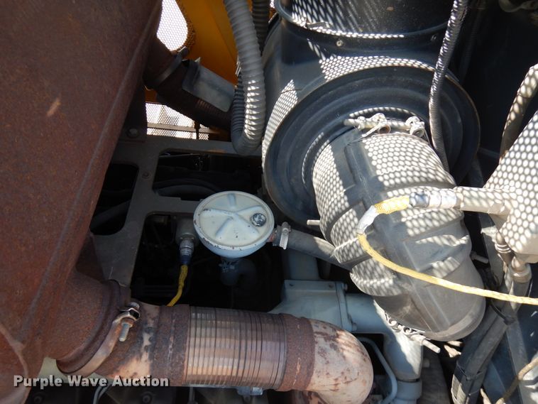 image for item IL9796 2004 John Deere 1050C  crawler tractor