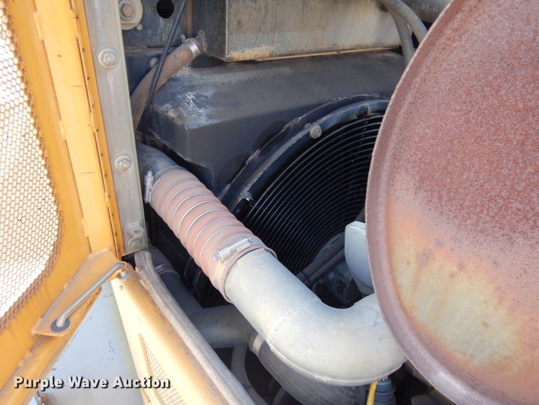 image for item IL9796 2004 John Deere 1050C  crawler tractor