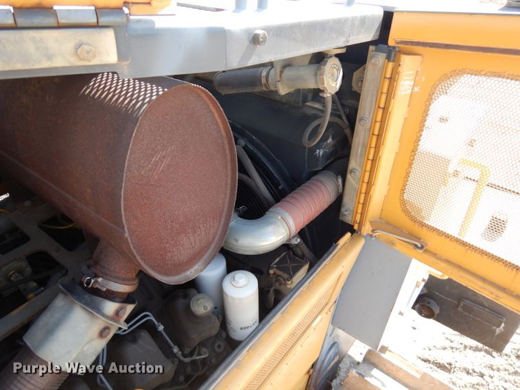 image for item IL9796 2004 John Deere 1050C  crawler tractor