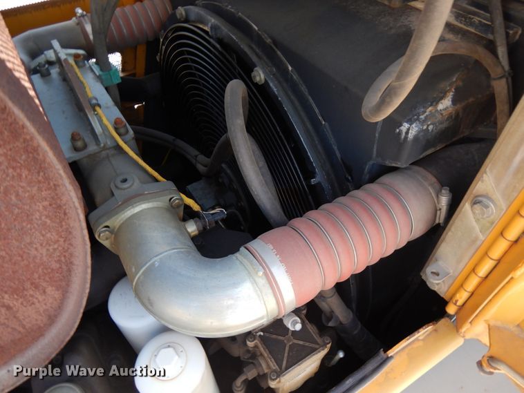 image for item IL9796 2004 John Deere 1050C  crawler tractor