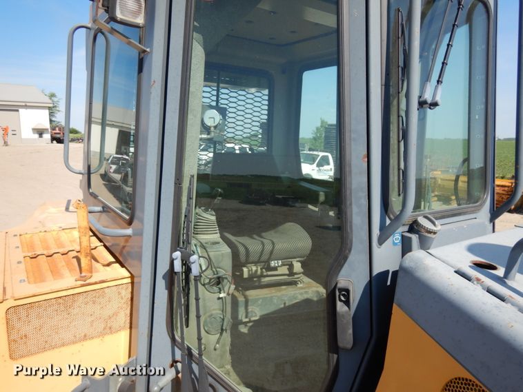 image for item IL9796 2004 John Deere 1050C  crawler tractor