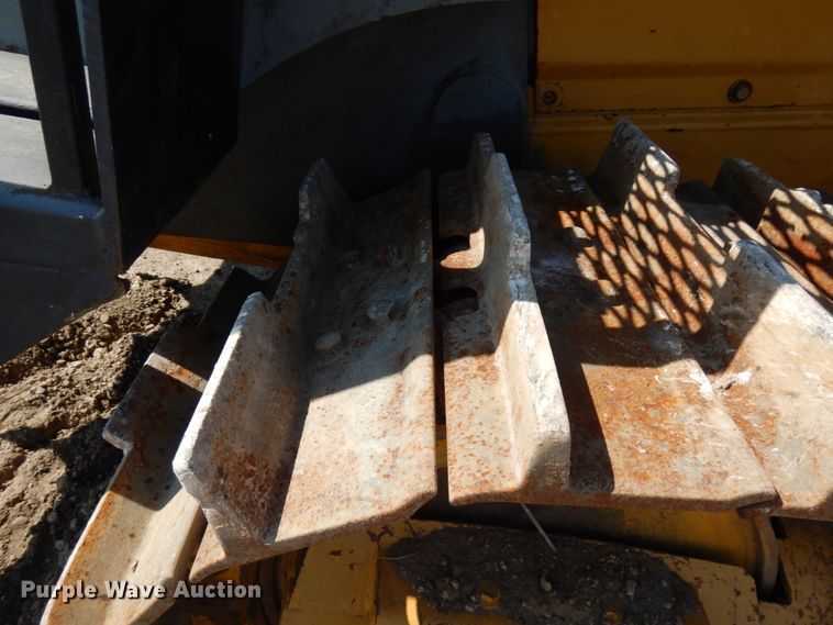 image for item IL9796 2004 John Deere 1050C  crawler tractor