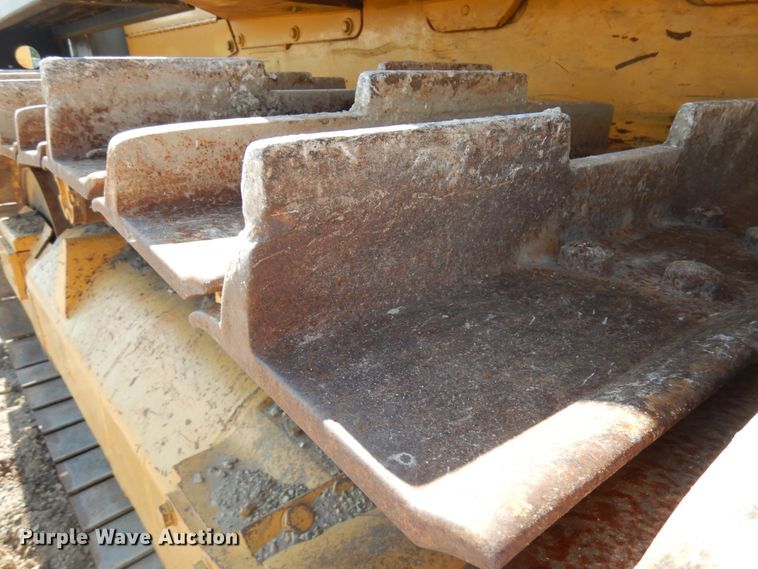 image for item IL9796 2004 John Deere 1050C  crawler tractor