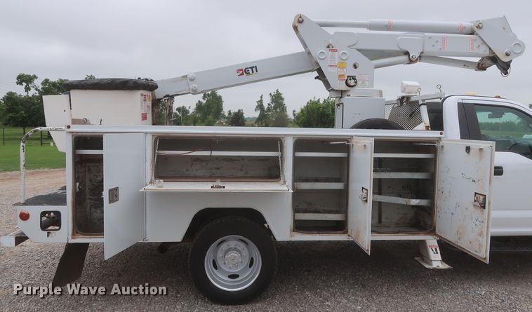 image for item IO9163 2017 Ford F550  bucket truck