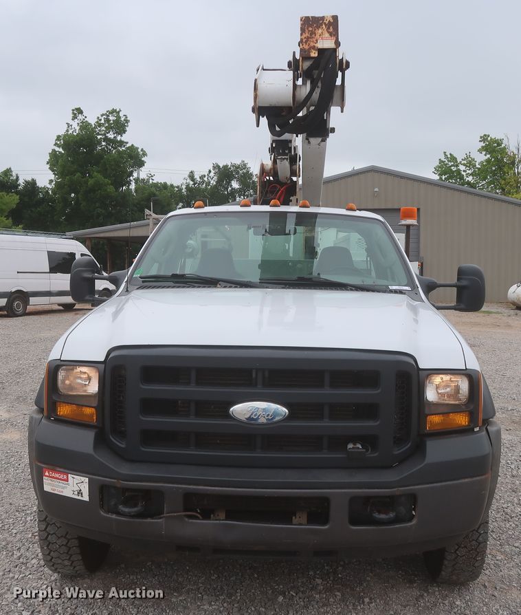 image for item IO9164 2007 Ford F550 Super Duty XL  bucket truck
